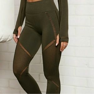 Activewear leggings olive color